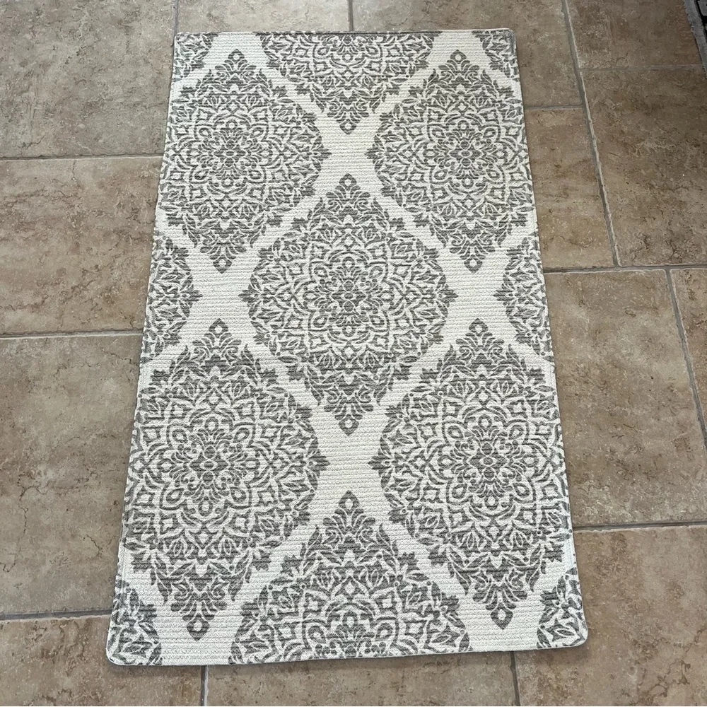 Cotton Area Rug Gray and Cream Medallion Print NWOT